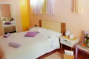 Studio Apartments Roza - A Charming Oasis in the Centre of Makarska, Макарска