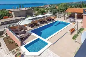 Amazing Home in Novi Vinodolski With Wifi and 3 Bedrooms, Нови-Винодолски