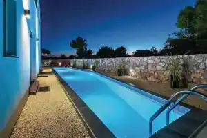 Nice Home in Sibenik With Wifi and 4 Bedrooms, Бродарица