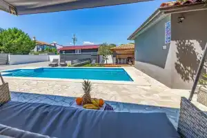 Beautiful Home in Pula With Wifi and 3 Bedrooms, Пула