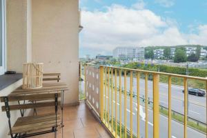Nature & Bright Apartment by Renters, Гдыня