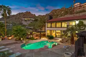 Desert Lagoon by Avantstay Luxury Phoenix Home w Entertainers Backyard, Скоттсдейл