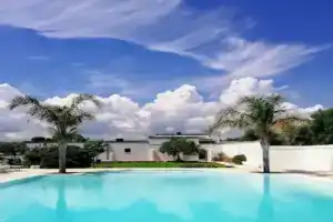 Elegant Double Room in Ancient Masseria Near the sea in a Quiet Olive Trees, Роза-Марина