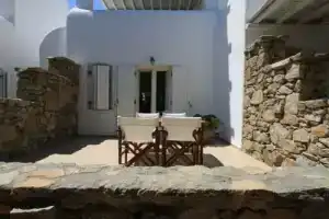 Pearls of Mykonos, Орнос