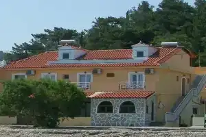 Kate Apartments, Коккари