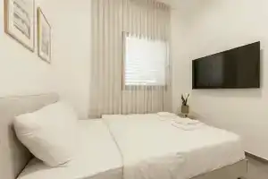 AirTLV - Menachem Begin Apartment, Петах-Тиква