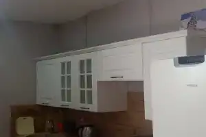 Однокомнатная, Хоста