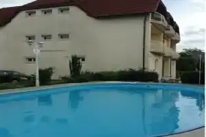 Vili Apartmanhaz, Кестхей