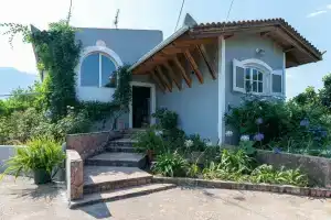 Serene Seaside Bliss - Lush & Secluded Garden Oasis, Каламата