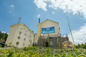 Гостиница «Седьмое небо», Лаго-Наки