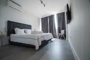 Sasson & Co Luxury 2Bed 2Bath Apt by Hilton Beach, Тель-Авив