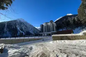 Место, Домбай