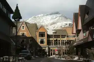 Basecamp Suites Banff, Банфф