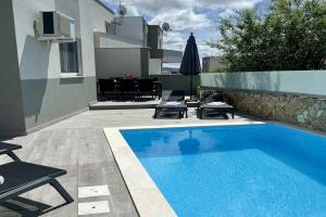 Sunny apartment with a Private Pool, Новаля