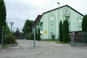 HoldLux Apartments, Шарвар