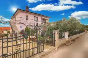 Apartment 1540, Пула