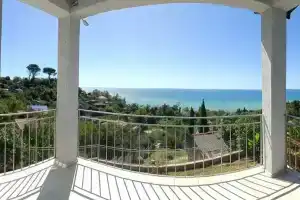 Elena, Хоста