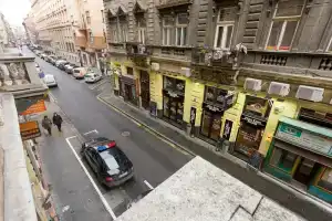 Lie On Me Lazy Simon, Будапешт