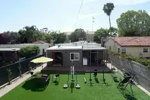 Spacious House on Melrose w Private Backyard Gym, Лос-Анджелес