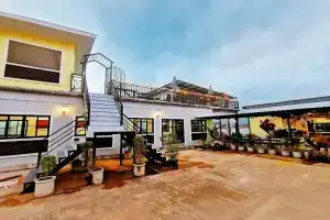 Chaiyai River Front Hotel, Сичон