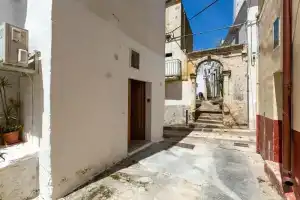 3482 Vico dei Mille by Barbarhouse, Тулье