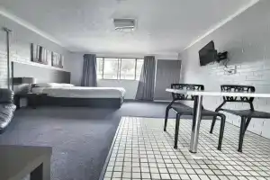 A Raceview Motor Inn, Тувумба