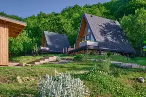 Lago & Naki Mountain Retreat