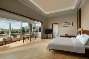 Howard Johnson by Wyndham LakeView Hotel Kunming, Куньмин