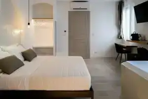 Dirium - exclusive rooms, Монополи