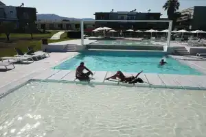 Ampelia Seaside Resort, Геннади
