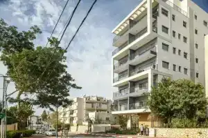 Spacious 3br Apt w Garden Ramat Hasharon, Герцлия