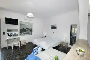 Thira Santo Apartments, Картерадос