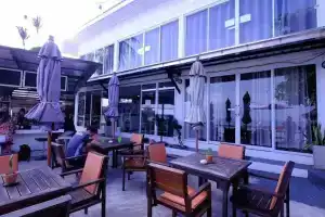 Chill Inn Beach Cafe & Hostel, Ламаи
