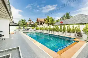 Chonlada Pool Access 2 Br Bungalow, Камала
