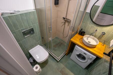 Современная студия Голубая с ванной у озера - 98