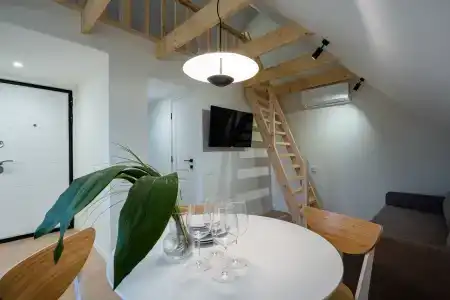 Современная студия Голубая с ванной у озера - 26