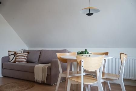 Современная студия Голубая с ванной у озера - 16