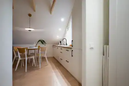 Современная студия Голубая с ванной у озера - 11