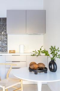 Современная студия Голубая с ванной у озера - 22