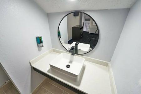 The Admiralty Inn & Suites - 75