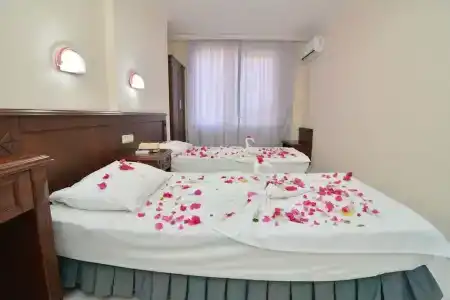 Rose Garden Apart - 5