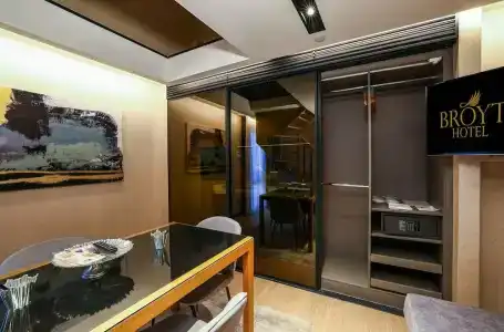 Broyt Suites - 53