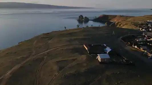 Небольшое шале с видом на озеро - 1