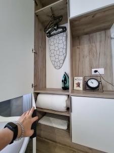 Современная студия Голубая с ванной у озера - 93