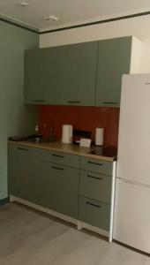 Современная студия Голубая с ванной у озера - 96