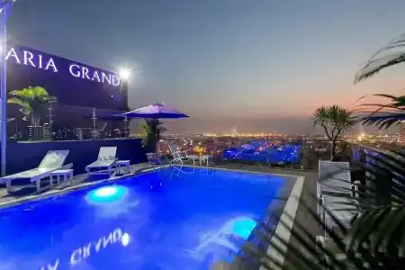 Aria Grand & - 10
