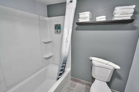 The Admiralty Inn & Suites - 79