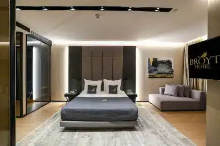 Broyt Suites - 80