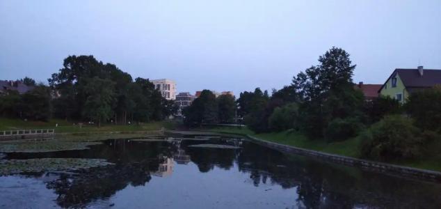 Современная студия Голубая с ванной у озера - 89