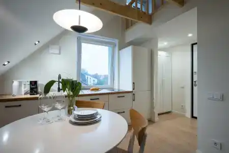 Современная студия Голубая с ванной у озера - 51